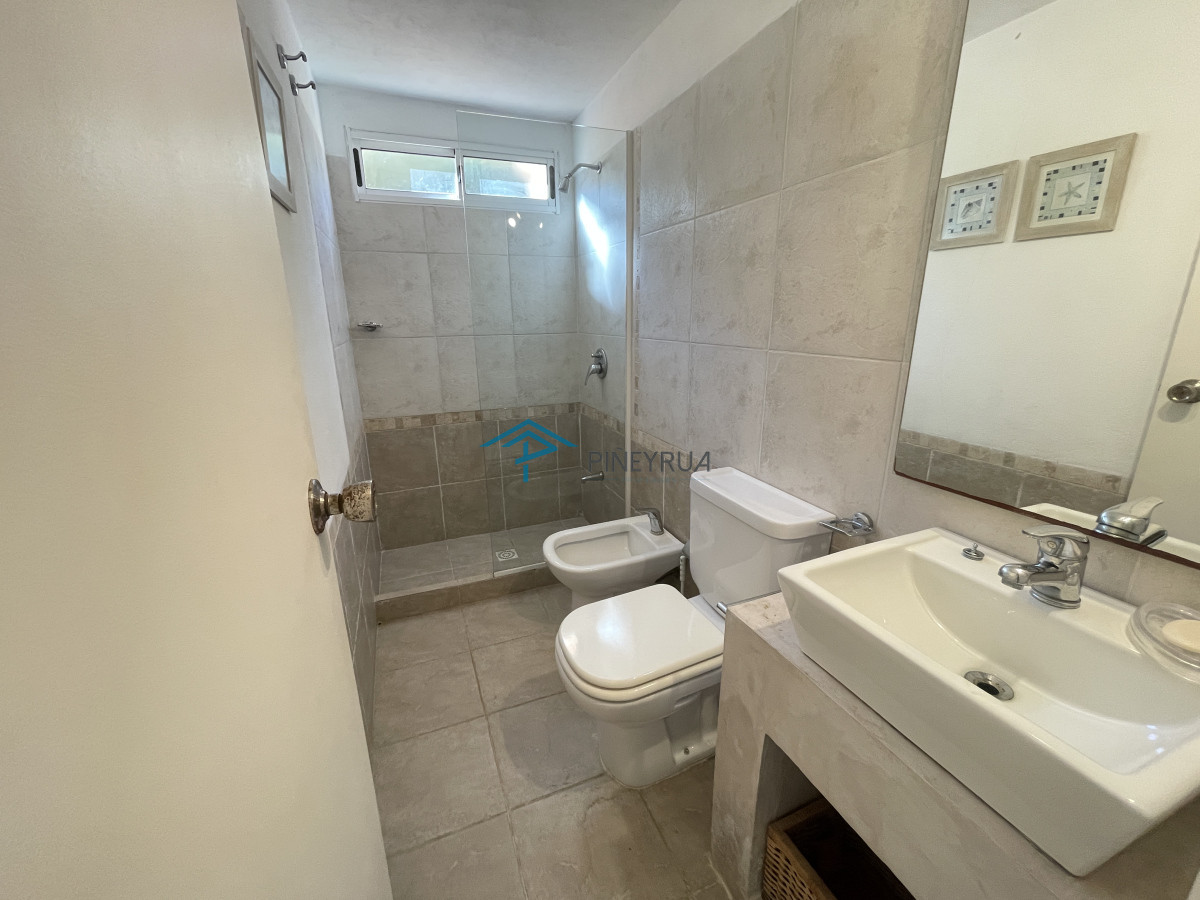 Casa de 4 dormitorios y servicio en venta a 1 cuadra de la playa El Chorro