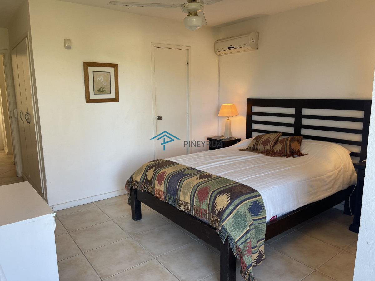 Casa de 4 dormitorios y servicio en venta a 1 cuadra de la playa El Chorro