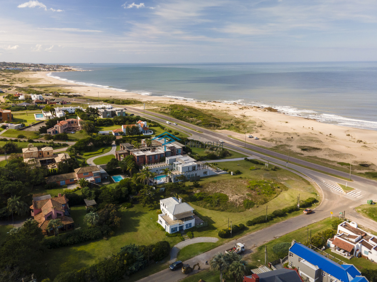 Importante casa en primera linea frente al mar de Montoya, 4 dormitorios más servicio
