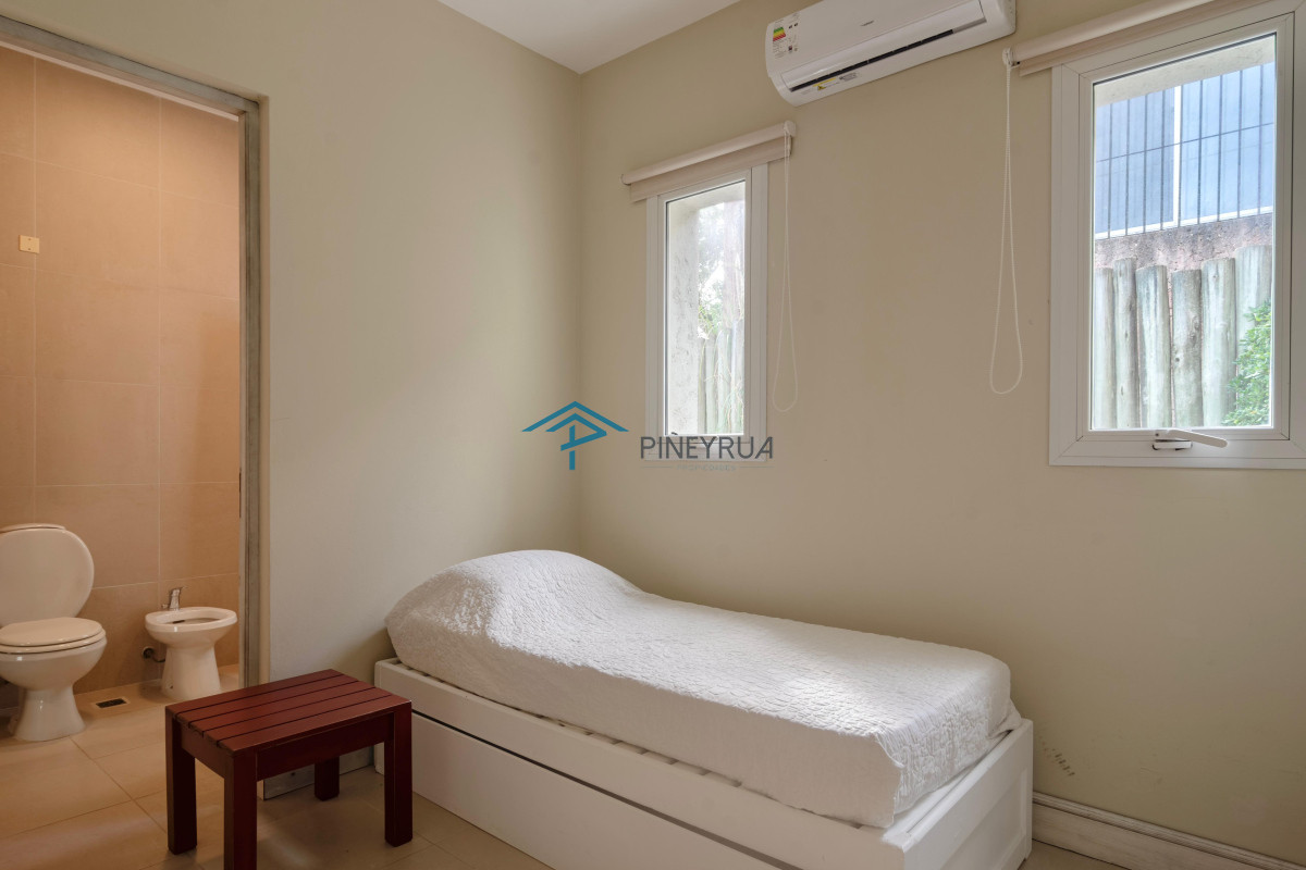 Importante casa en primera linea frente al mar de Montoya, 4 dormitorios más servicio