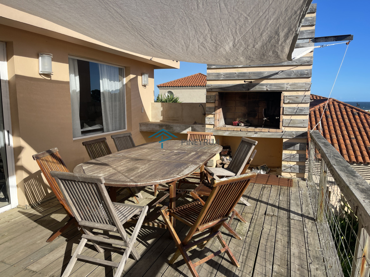 Casa de 4 dormitorios y servicio en venta a 1 cuadra de la playa El Chorro