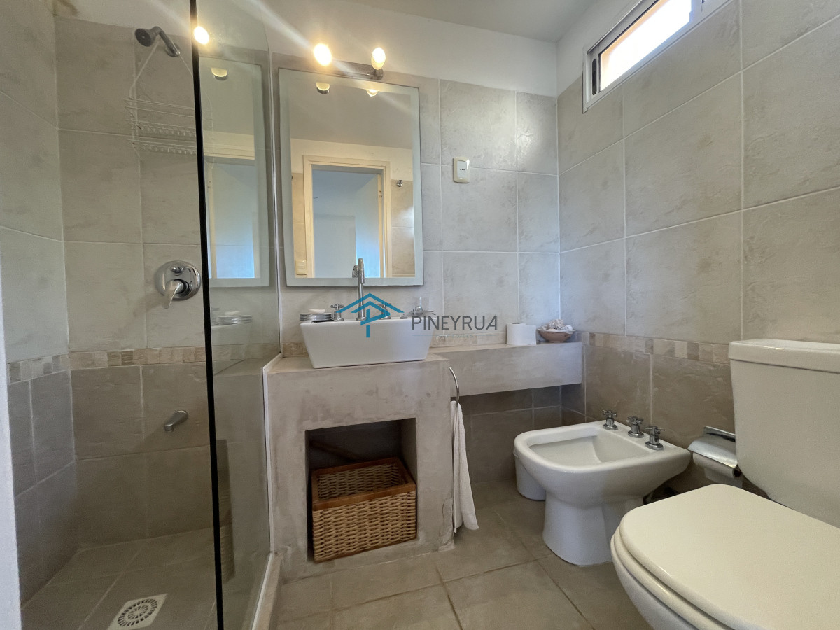 Casa de 4 dormitorios y servicio en venta a 1 cuadra de la playa El Chorro