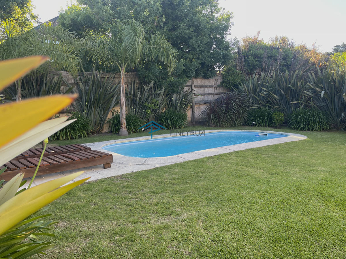 Casa de 4 dormitorios y servicio en venta a 1 cuadra de la playa El Chorro