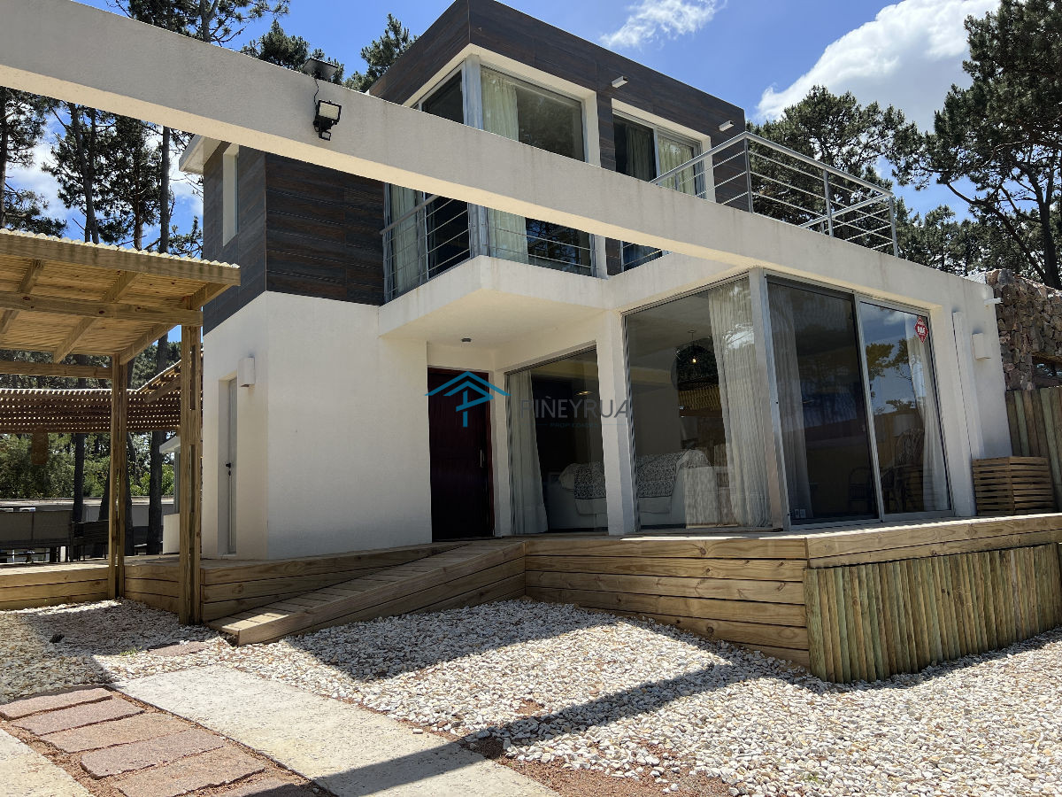 Amplia y moderna casa en Montoya