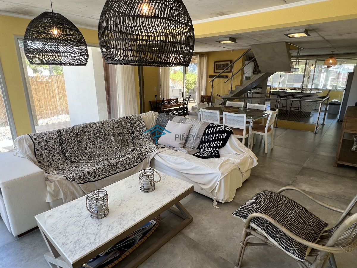 Amplia y moderna casa en Montoya