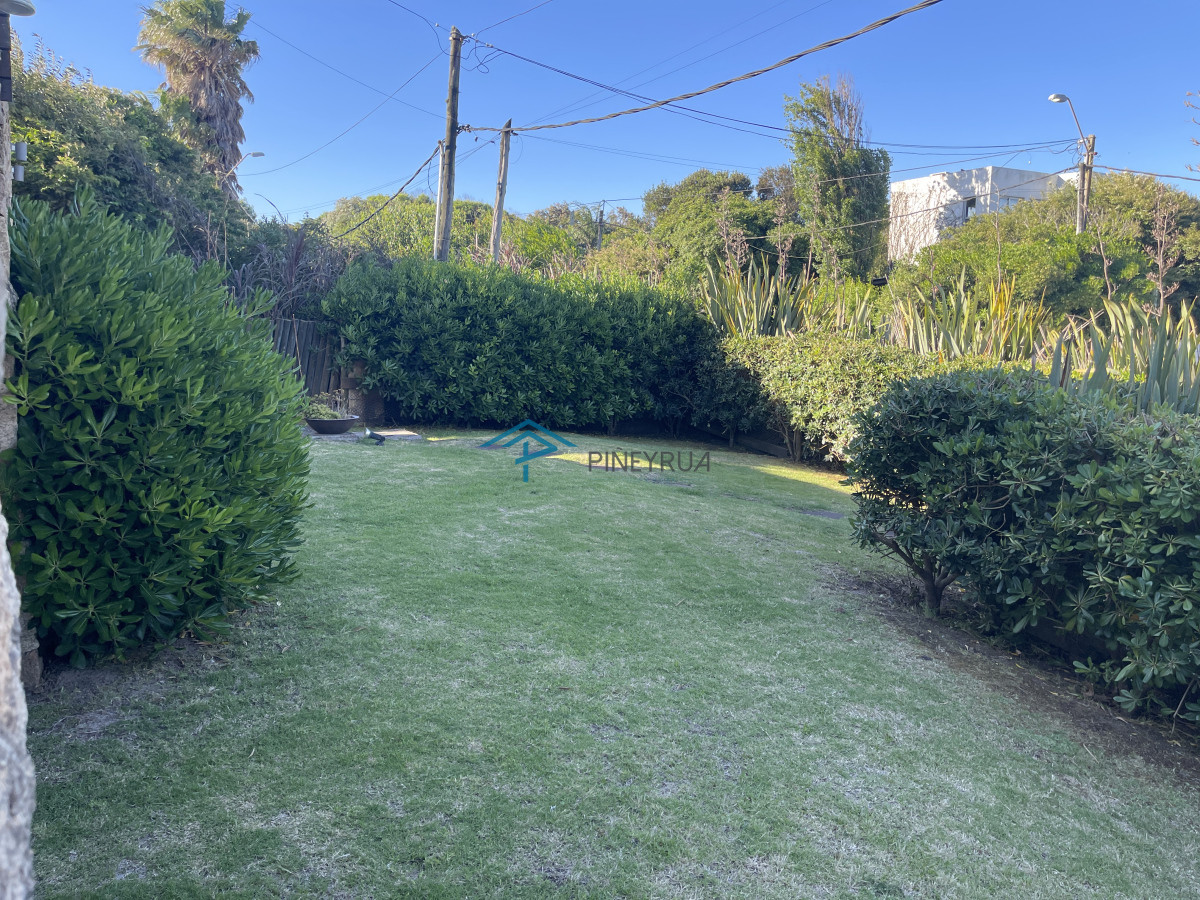 Casa de 4 dormitorios y servicio en venta a 1 cuadra de la playa El Chorro