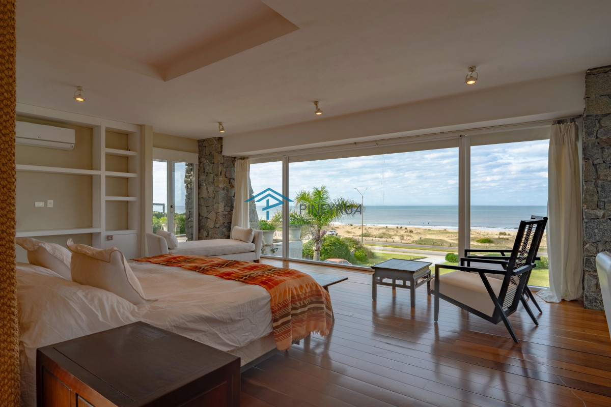 Importante casa en primera linea frente al mar de Montoya, 4 dormitorios más servicio