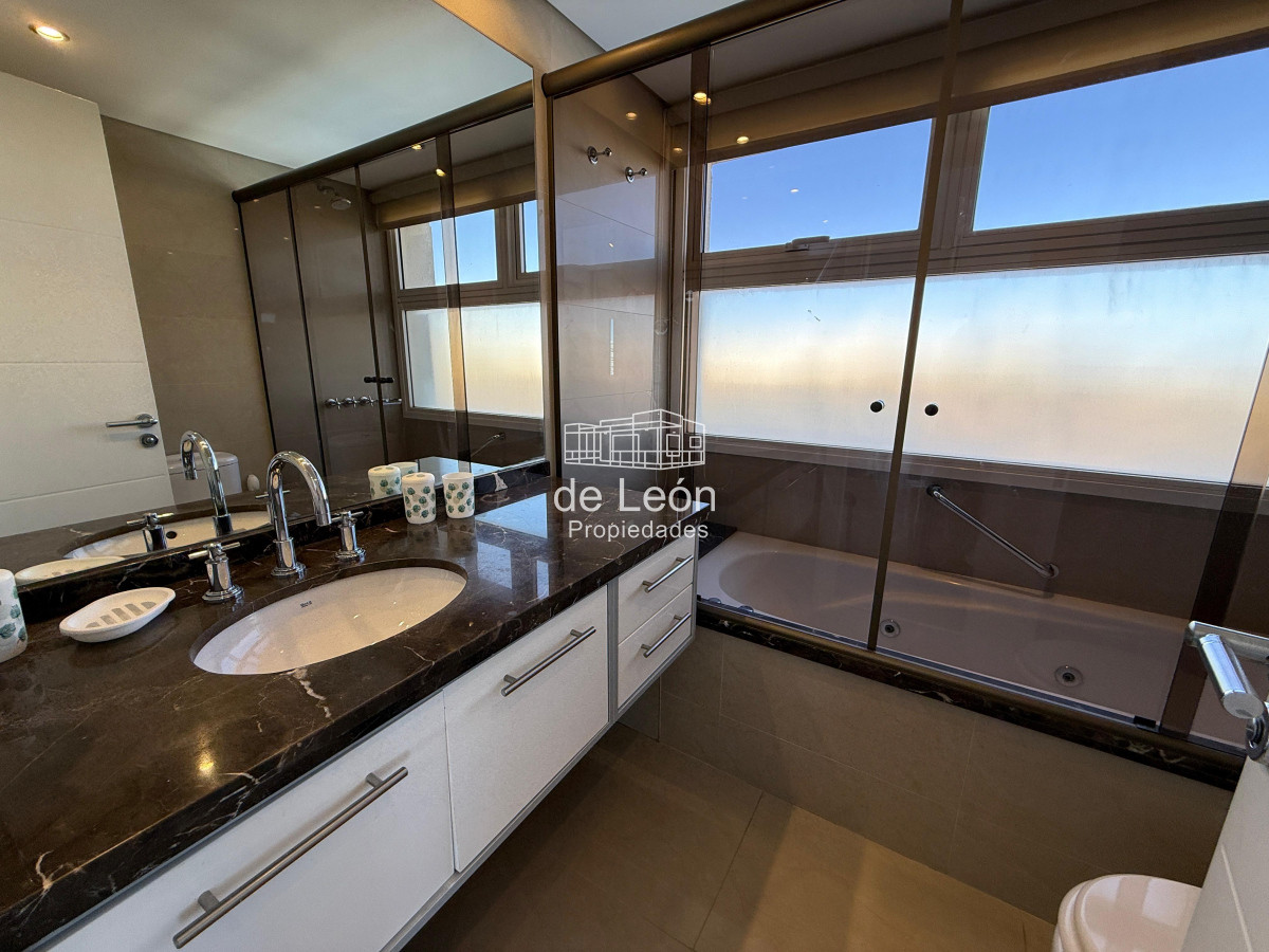 Apartamento ID.15301 - Departamento de 3 dormitorios + servicio en venta, vista al mar, Punta del Este