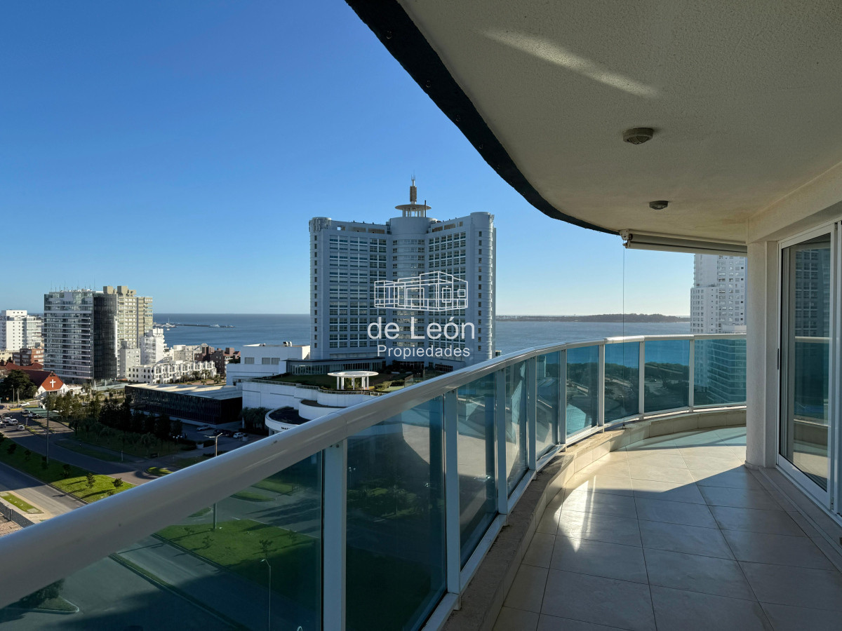 Apartamento ID.15301 - Departamento de 3 dormitorios + servicio en venta, vista al mar, Punta del Este