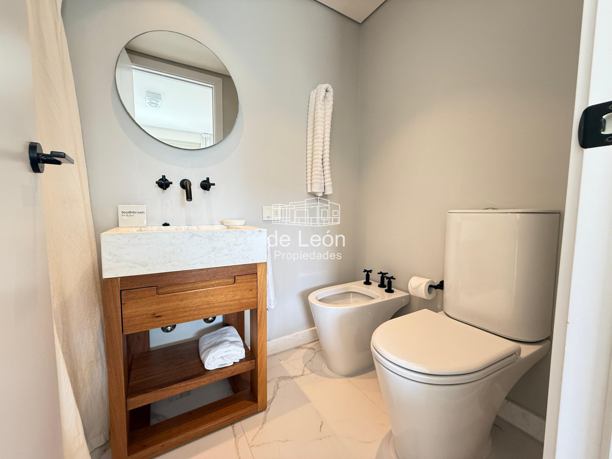 Apartamento ID.15240 - Departamento de 4 dormitorios en suite más servicio, sobre la playa, Manantiales