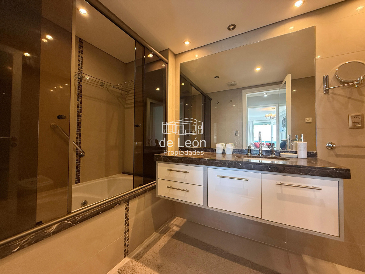 Apartamento ID.15301 - Departamento de 3 dormitorios + servicio en venta, vista al mar, Punta del Este