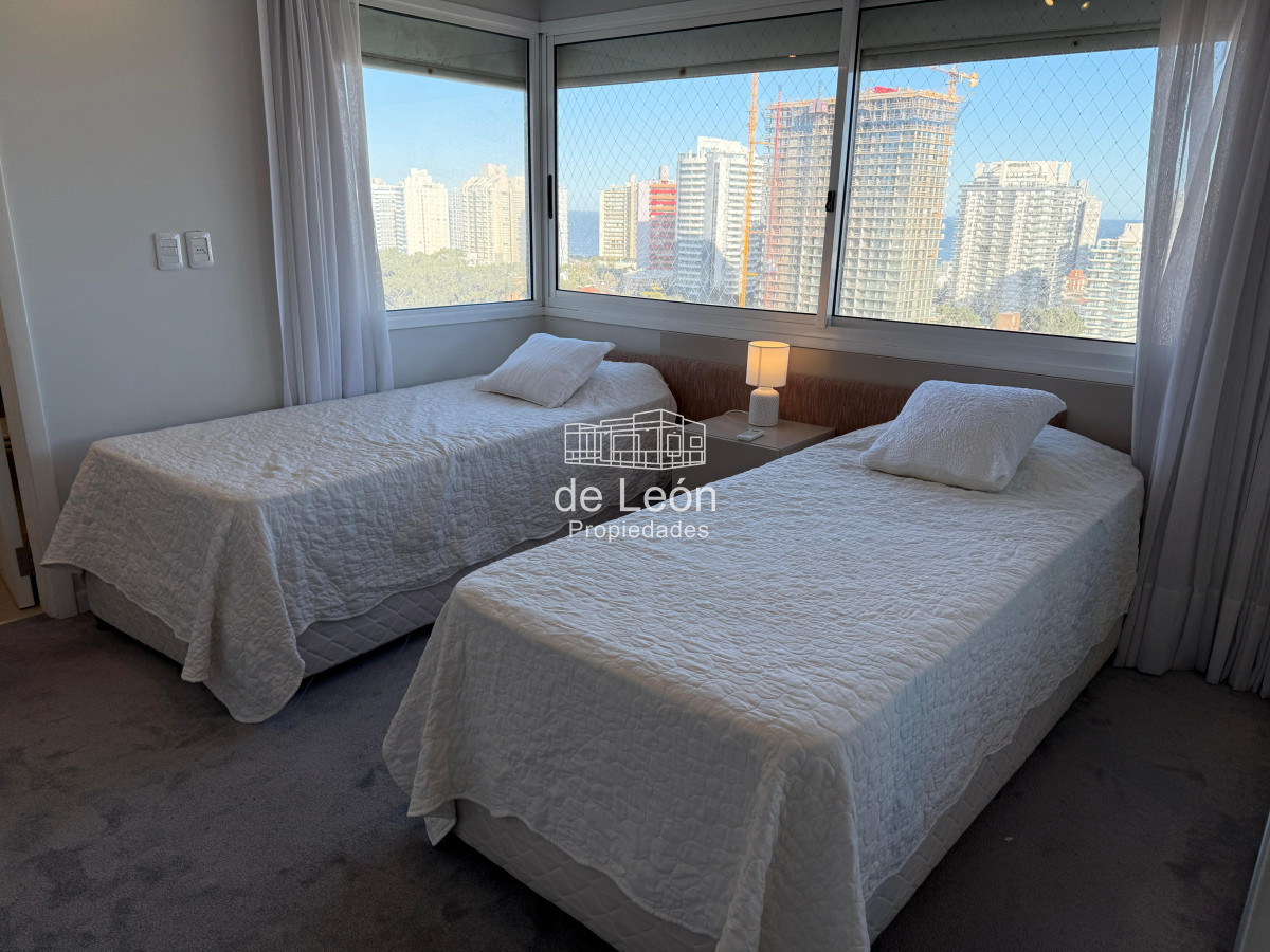 Apartamento ID.15301 - Departamento de 3 dormitorios + servicio en venta, vista al mar, Punta del Este