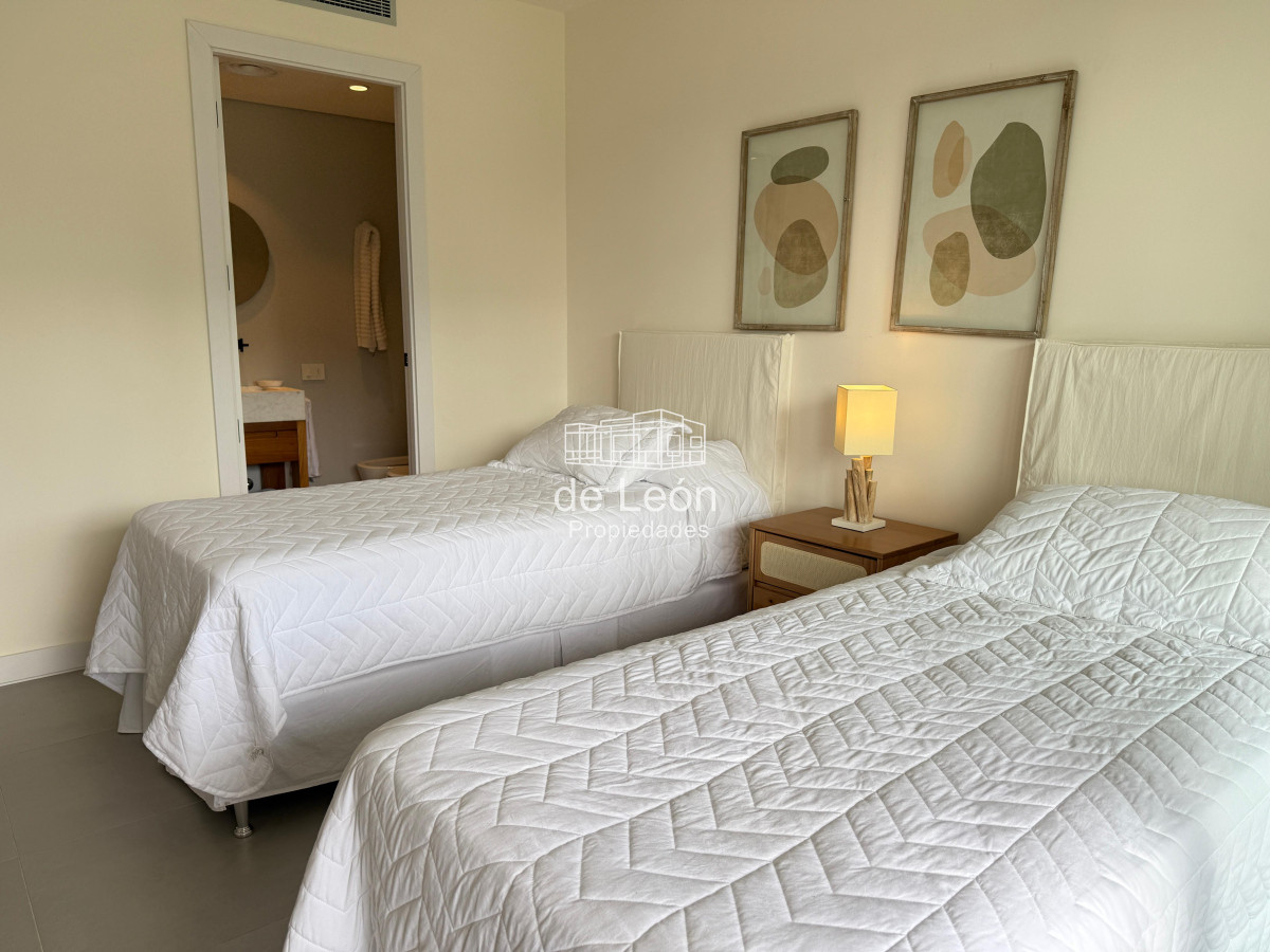 Apartamento ID.15240 - Departamento de 4 dormitorios en suite más servicio, sobre la playa, Manantiales