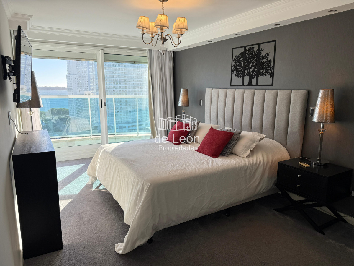 Apartamento ID.15301 - Departamento de 3 dormitorios + servicio en venta, vista al mar, Punta del Este