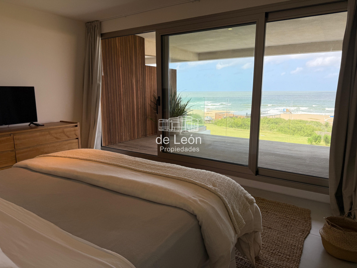 Apartamento ID.15240 - Departamento de 4 dormitorios en suite más servicio, sobre la playa, Manantiales