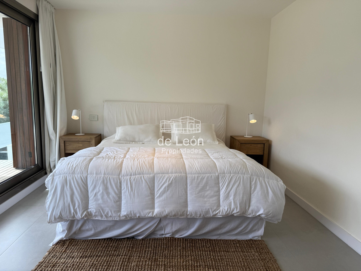 Apartamento ID.15240 - Departamento de 4 dormitorios en suite más servicio, sobre la playa, Manantiales