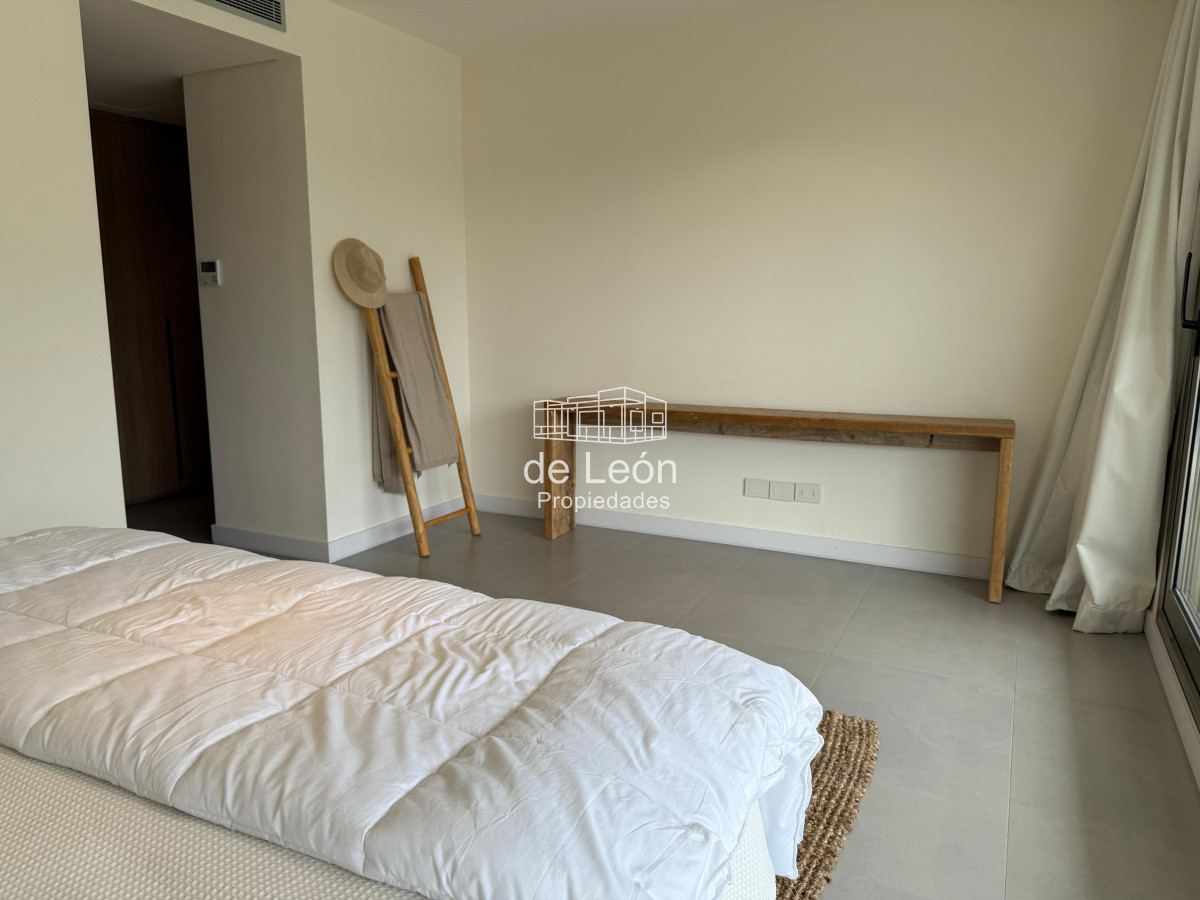 Apartamento ID.15240 - Departamento de 4 dormitorios en suite más servicio, sobre la playa, Manantiales