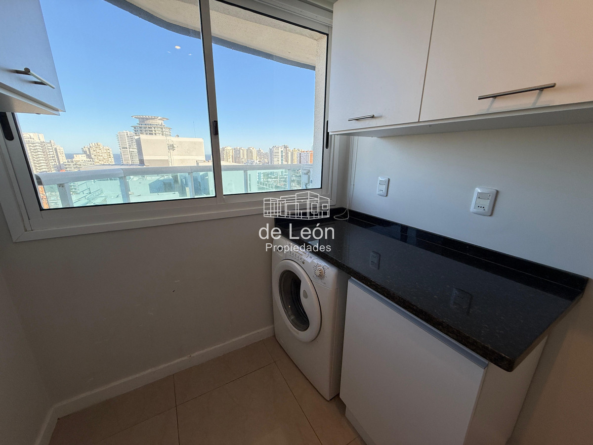 Apartamento ID.15301 - Departamento de 3 dormitorios + servicio en venta, vista al mar, Punta del Este