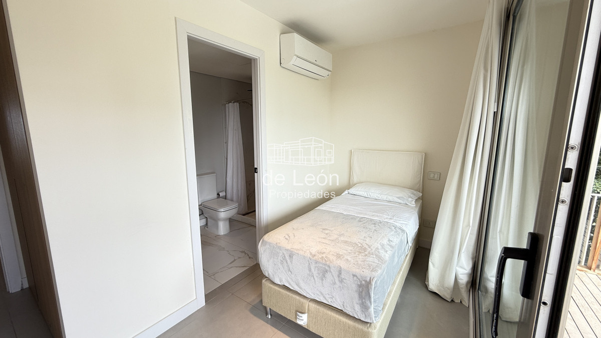Apartamento ID.15240 - Departamento de 4 dormitorios en suite más servicio, sobre la playa, Manantiales