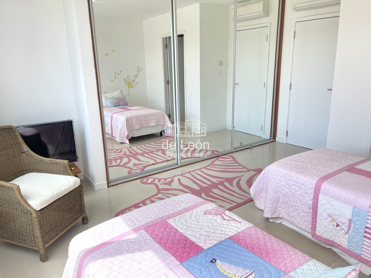 Apartamento ID.14933 - Espectacular departamento de 3 suites y dependencia en Tiburon 3, Playa Brava, Punta del Este