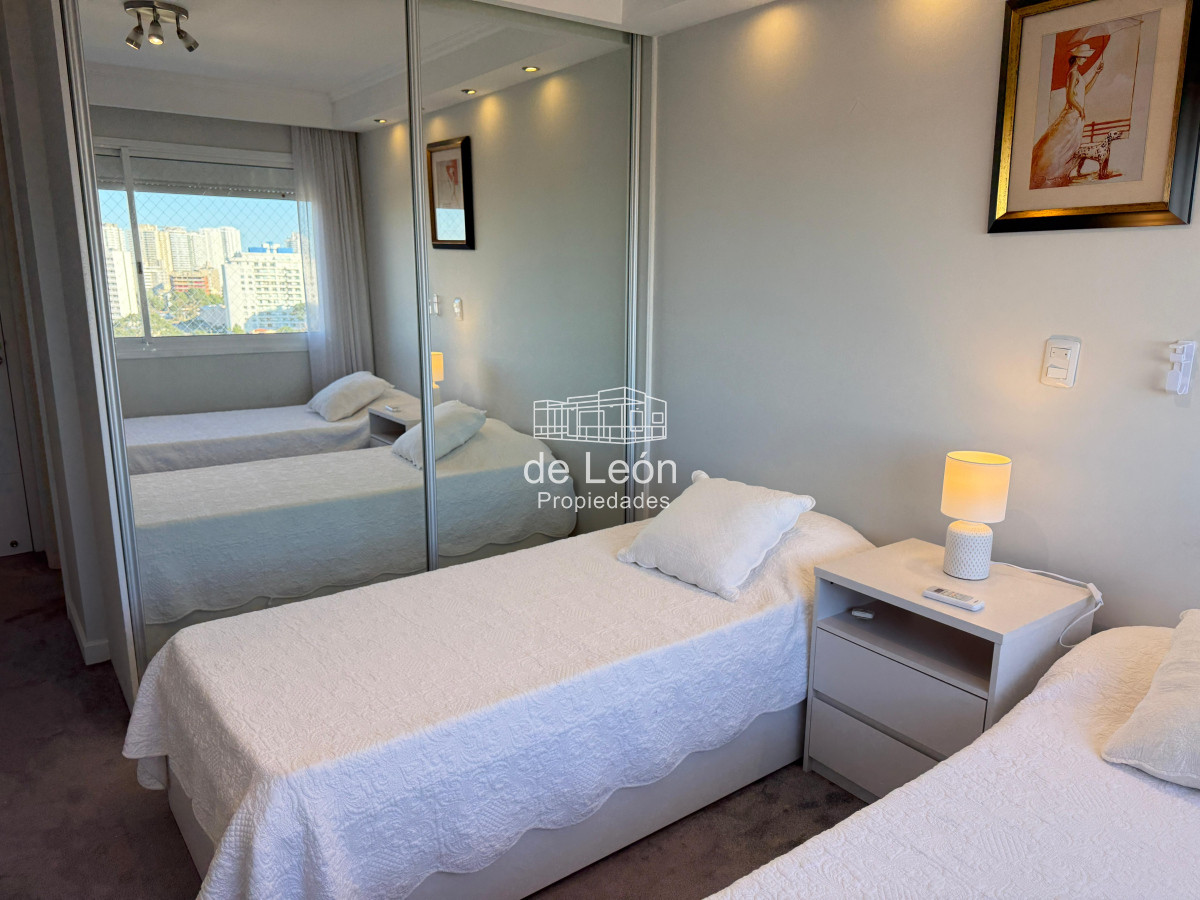 Apartamento ID.15301 - Departamento de 3 dormitorios + servicio en venta, vista al mar, Punta del Este