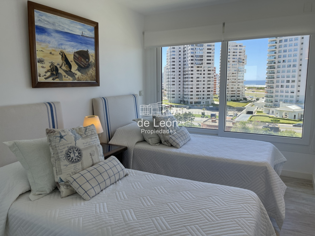 Apartamento ID.14950 - Excelente departamento de 4 dormitorios frente al mar en Playa Mansa, inmejorable vista, Punta del Este