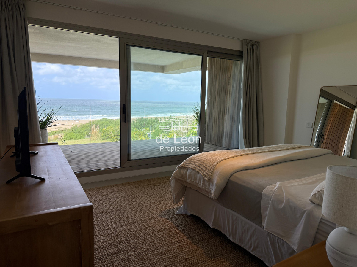 Apartamento ID.15240 - Departamento de 4 dormitorios en suite más servicio, sobre la playa, Manantiales