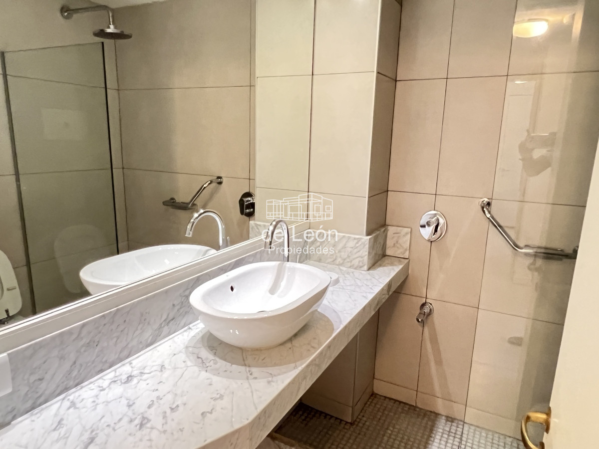 Apartamento ID.1492 - Departamento en Manantiales, sobre playa Bikini, 2 dormitorios y dependencia de servicio. 