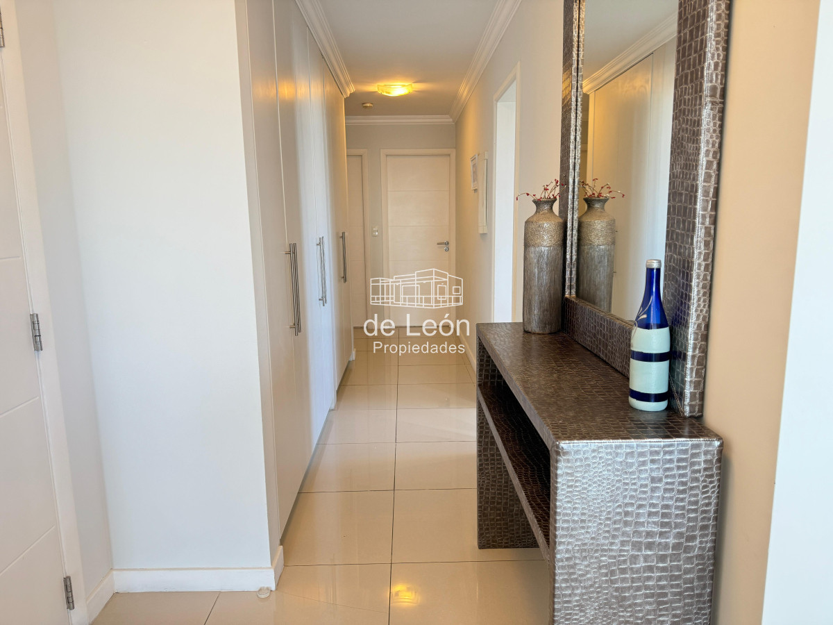 Apartamento ID.15301 - Departamento de 3 dormitorios + servicio en venta, vista al mar, Punta del Este