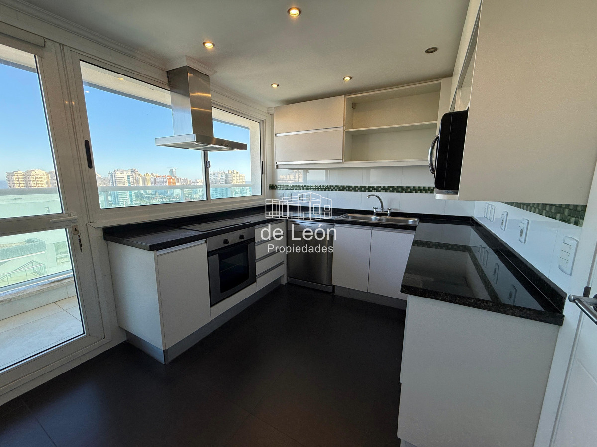 Apartamento ID.15301 - Departamento de 3 dormitorios + servicio en venta, vista al mar, Punta del Este