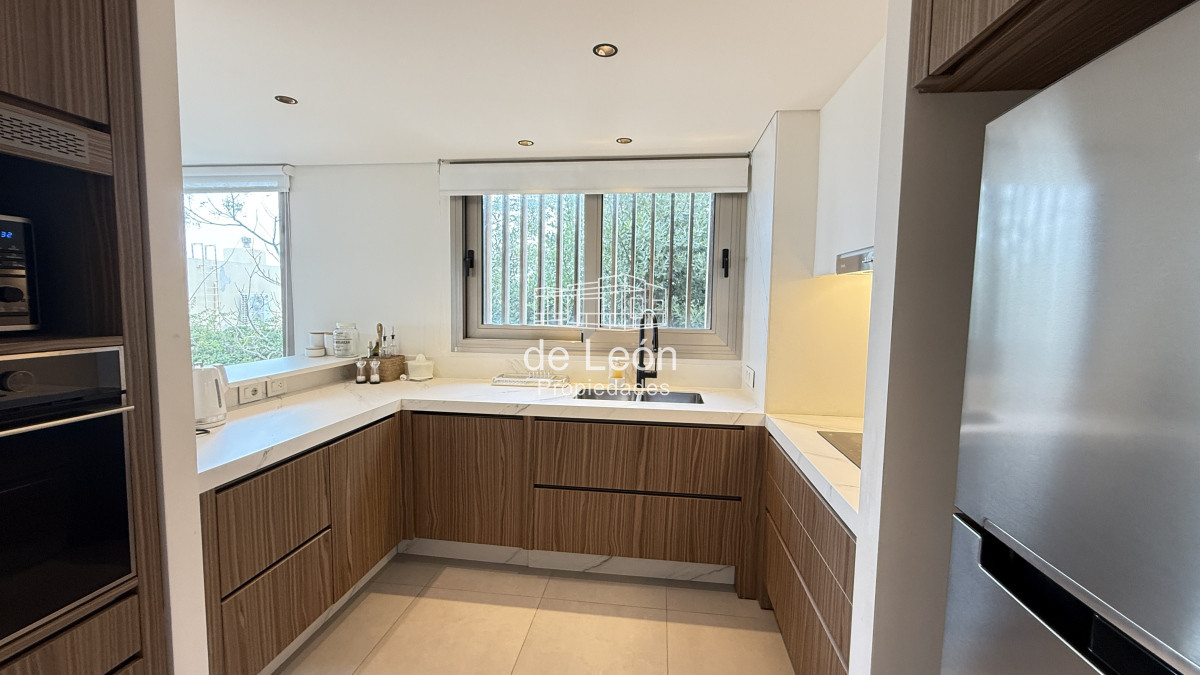 Apartamento ID.15240 - Departamento de 4 dormitorios en suite más servicio, sobre la playa, Manantiales