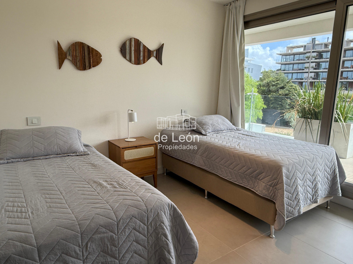 Apartamento ID.15240 - Departamento de 4 dormitorios en suite más servicio, sobre la playa, Manantiales