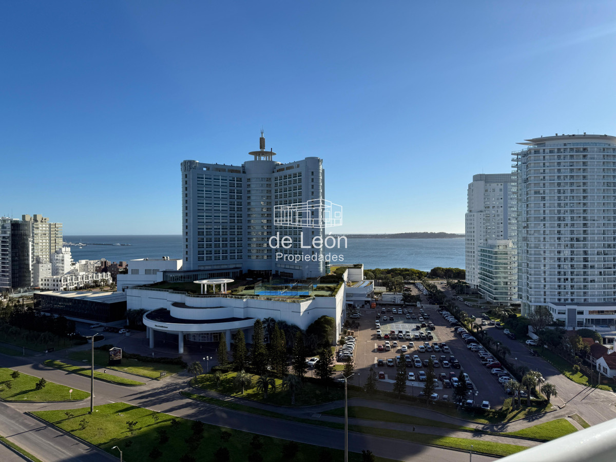 Apartamento ID.15301 - Departamento de 3 dormitorios + servicio en venta, vista al mar, Punta del Este