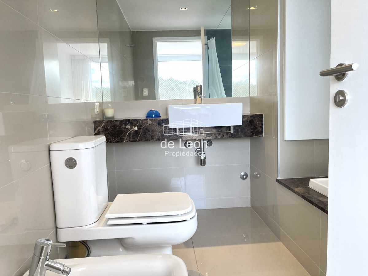 Apartamento ID.14933 - Espectacular departamento de 3 suites y dependencia en Tiburon 3, Playa Brava, Punta del Este