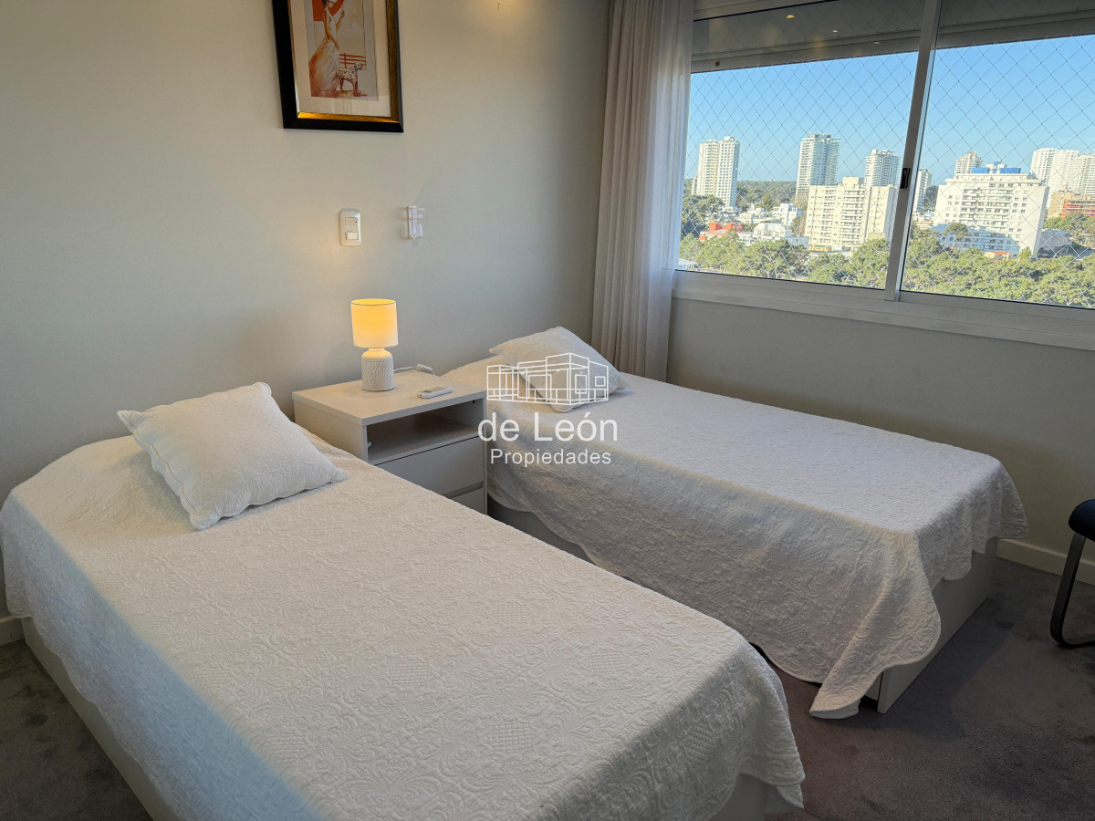 Apartamento ID.15301 - Departamento de 3 dormitorios + servicio en venta, vista al mar, Punta del Este