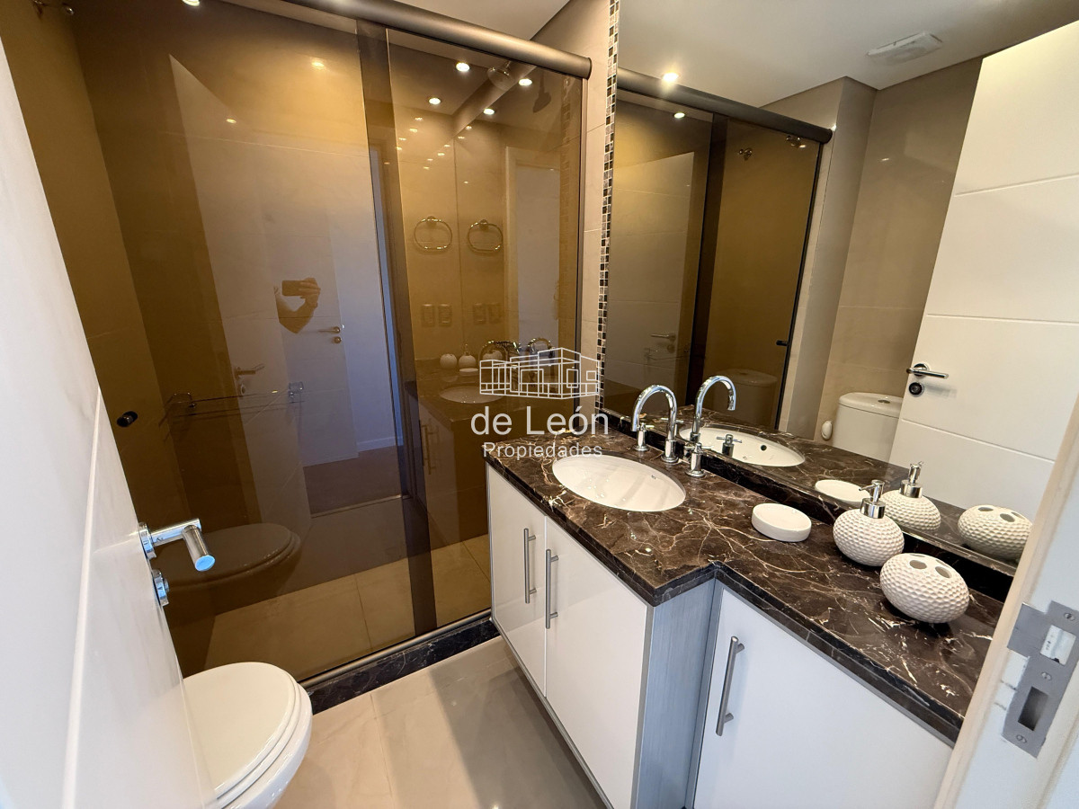 Apartamento ID.15301 - Departamento de 3 dormitorios + servicio en venta, vista al mar, Punta del Este