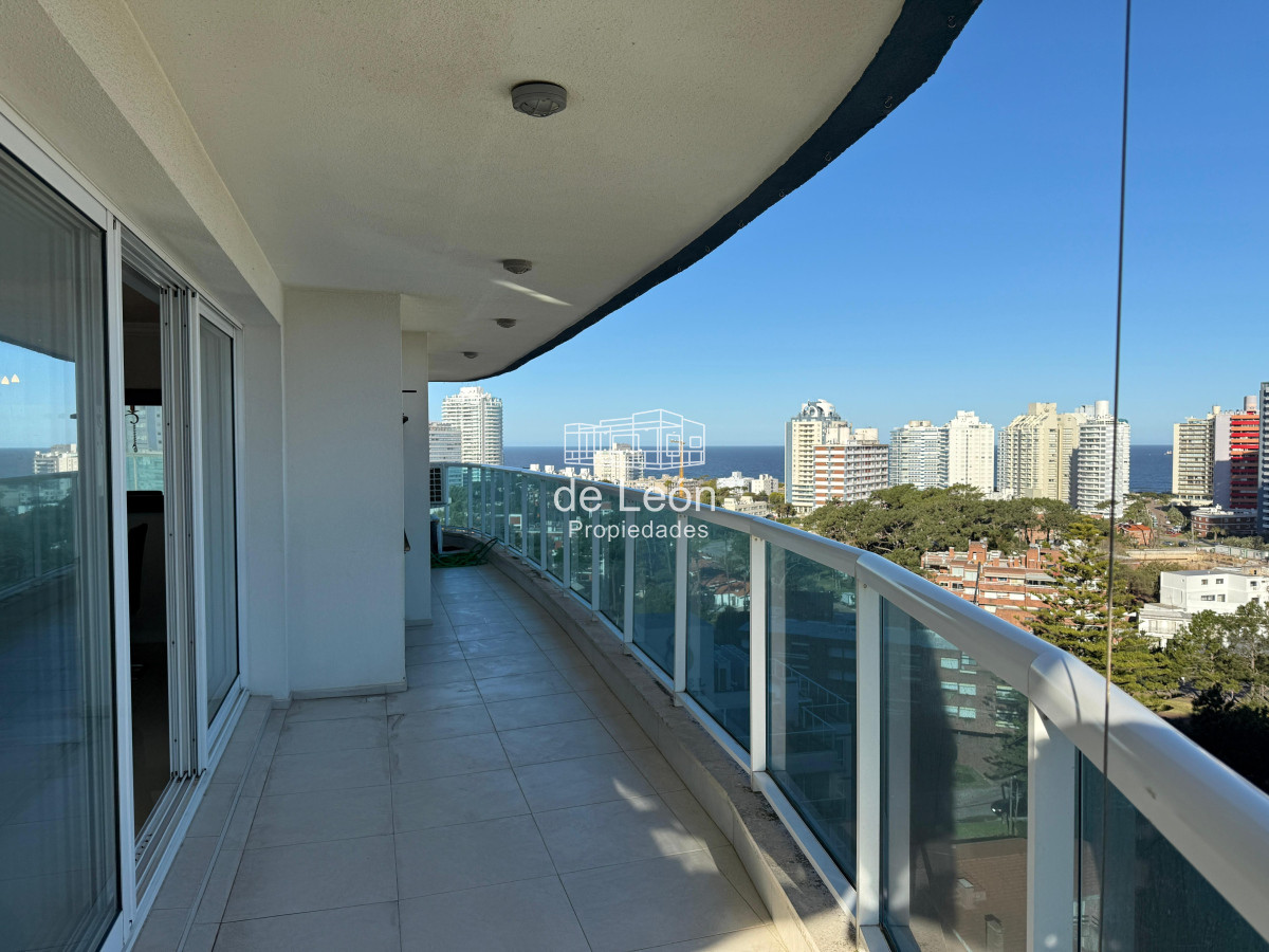 Apartamento ID.15301 - Departamento de 3 dormitorios + servicio en venta, vista al mar, Punta del Este