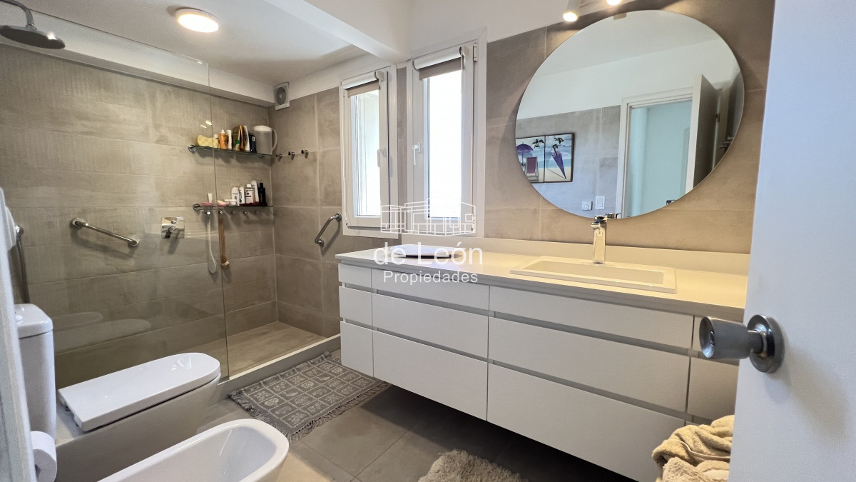 Apartamento ID.14950 - Excelente departamento de 4 dormitorios frente al mar en Playa Mansa, inmejorable vista, Punta del Este