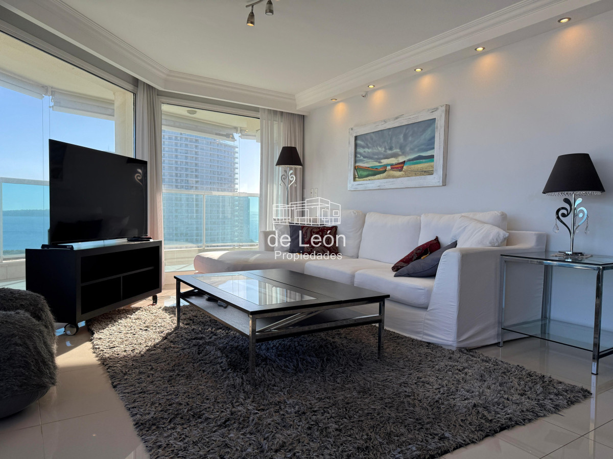 Apartamento ID.15301 - Departamento de 3 dormitorios + servicio en venta, vista al mar, Punta del Este