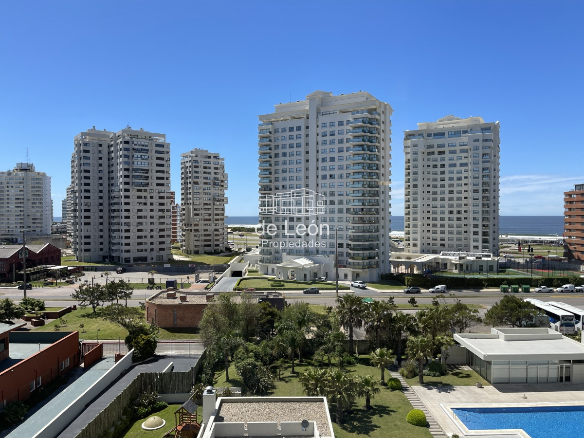 Apartamento ID.14950 - Excelente departamento de 4 dormitorios frente al mar en Playa Mansa, inmejorable vista, Punta del Este