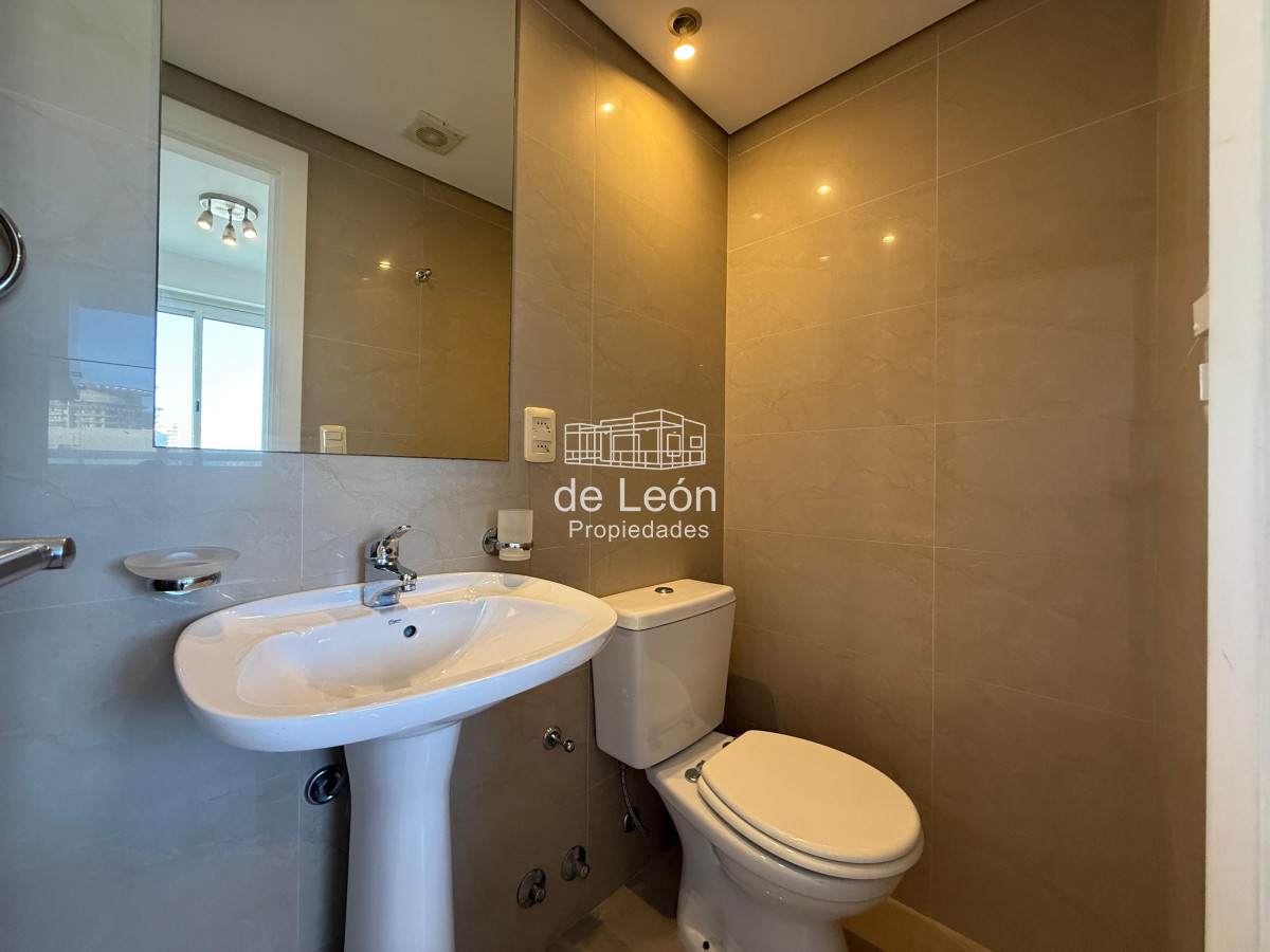 Apartamento ID.15301 - Departamento de 3 dormitorios + servicio en venta, vista al mar, Punta del Este