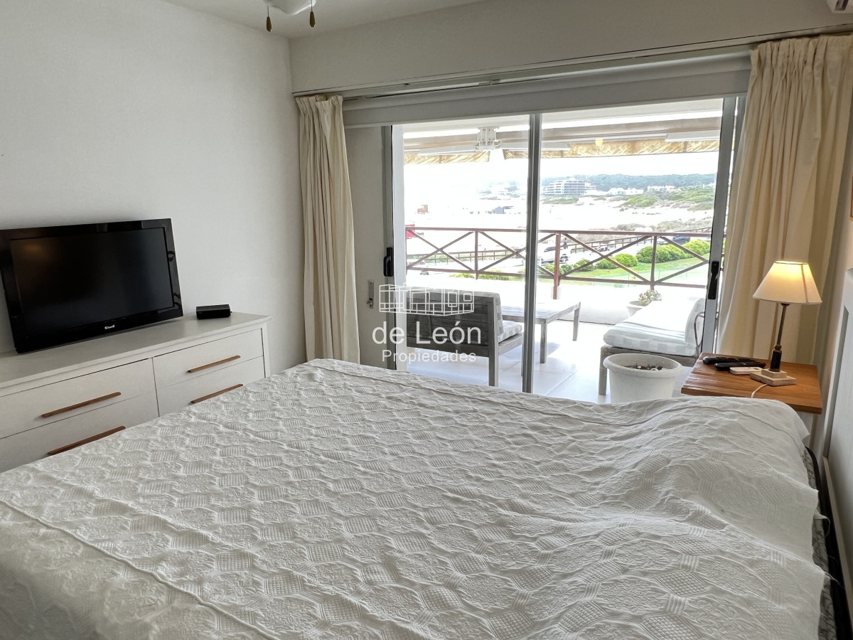 Apartamento ID.1492 - Departamento en Manantiales, sobre playa Bikini, 2 dormitorios y dependencia de servicio. 