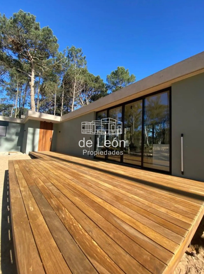 Casa ID.14974 - Alquiler Enero Moderna casa de 3 dormitorios con entorno de bosque en La Barra, Punta del Este