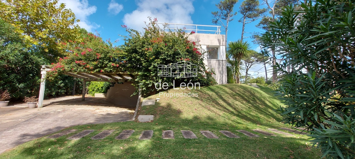 Casa ID.1244 - Casa en Laguna Blanca de 5 dormitorios y dependencia de servicio, piscina.