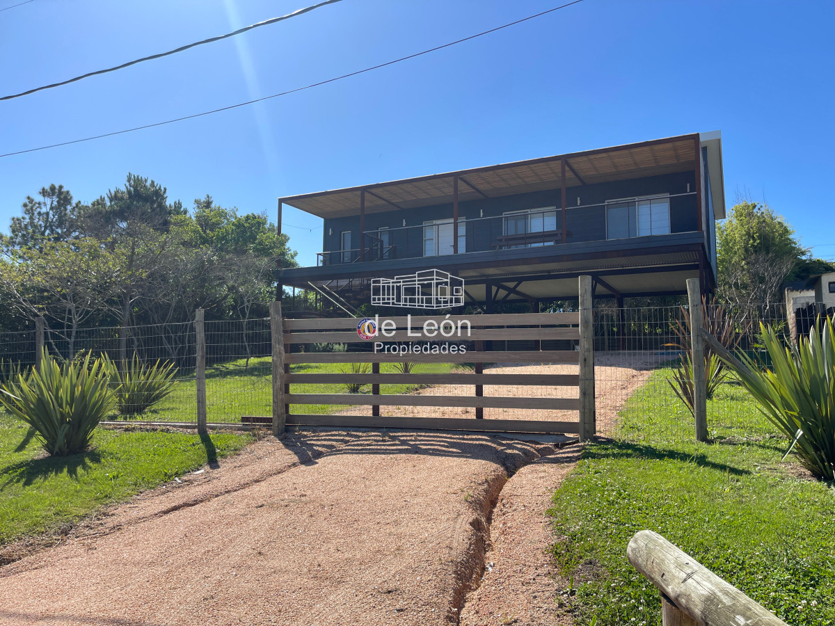 Casa de 2 dormitorios y 2 baños a estrenar en El Chorro