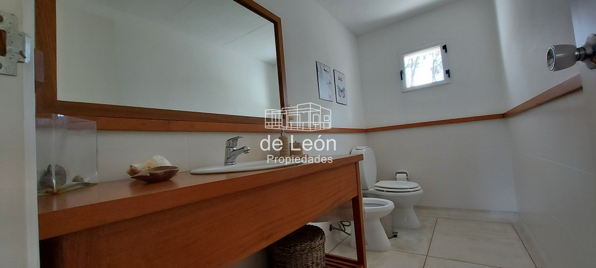 Casa ID.1244 - Casa en Laguna Blanca de 5 dormitorios y dependencia de servicio, piscina.