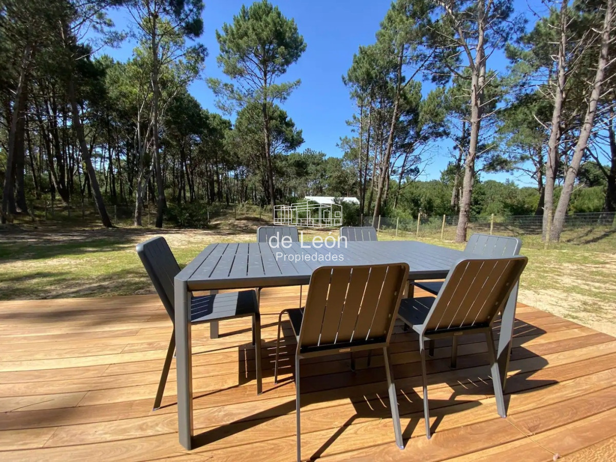 Casa ID.14974 - Alquiler Enero Moderna casa de 3 dormitorios con entorno de bosque en La Barra, Punta del Este