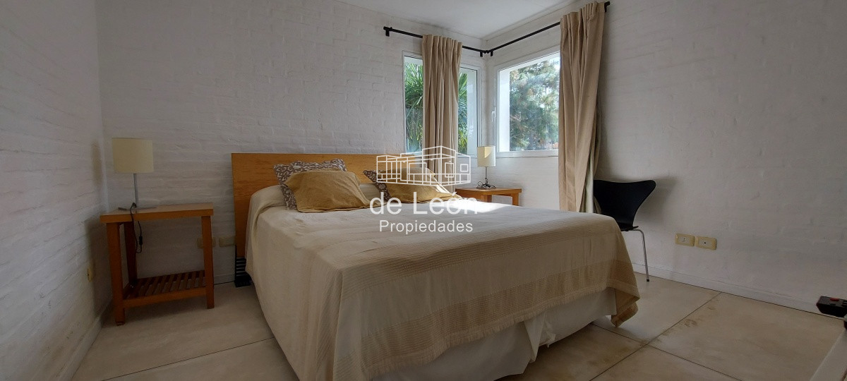 Casa ID.1244 - Casa en Laguna Blanca de 5 dormitorios y dependencia de servicio, piscina.