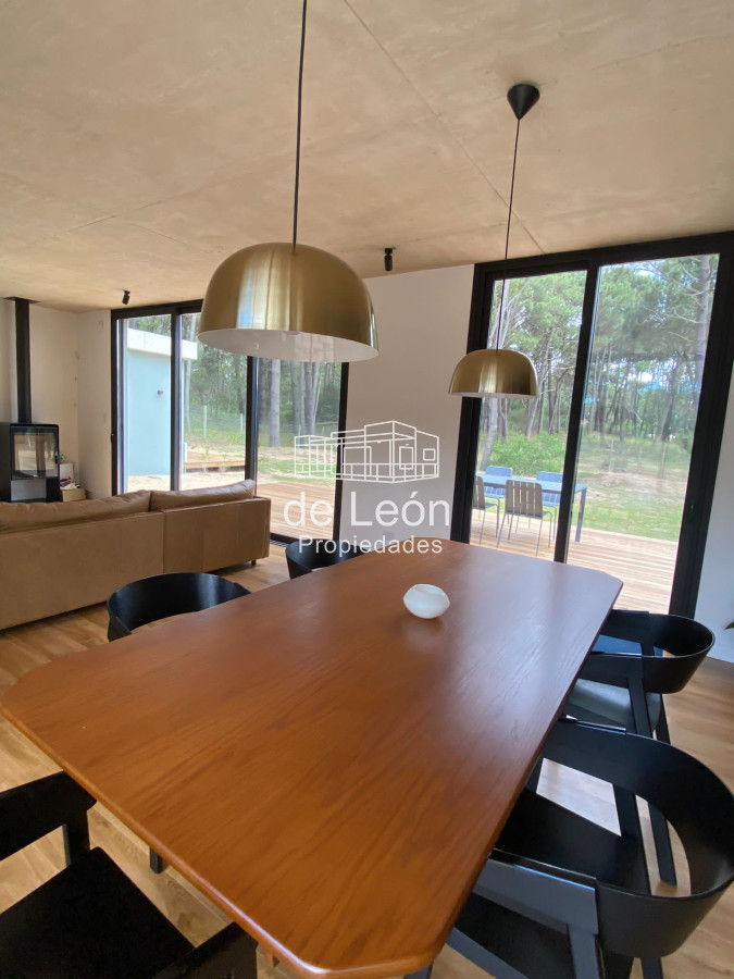 Casa ID.14974 - Alquiler Enero Moderna casa de 3 dormitorios con entorno de bosque en La Barra, Punta del Este