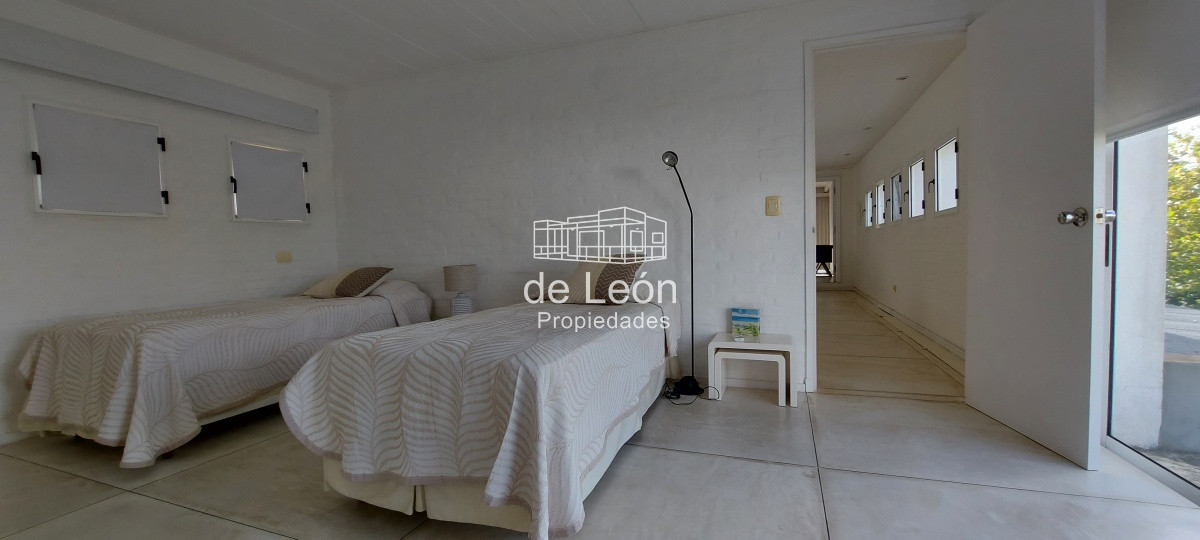 Casa ID.1244 - Casa en Laguna Blanca de 5 dormitorios y dependencia de servicio, piscina.